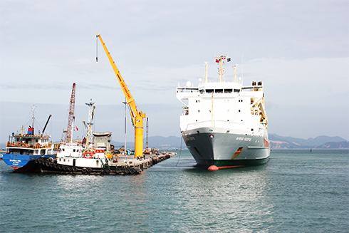 Bốc dỡ hàng tại cảng Cam Ranh.