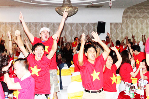 Cổ động viên ở Nha Trang hào hứng khi đội tuyển U23 Việt Nam ghi bàn gỡ hòa  trong trận chung kết. 