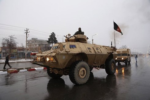 Xe của nhân viên an ninh tại hiện trường vụ tấn công bên ngoài Học viện Quân sự tại Kabul. Ảnh: New York Times. 