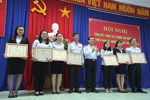 Lãnh đạo Thanh tra tỉnh Khánh Hòa trao kỷ niệm chương cho các cá nhân.