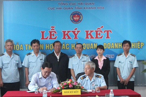 Đại diện Cục Hải quan tỉnh Khánh Hòa ký kết hợp tác với Công ty TNHH nhà nước một thành viên Yên sào Khánh Hòa.