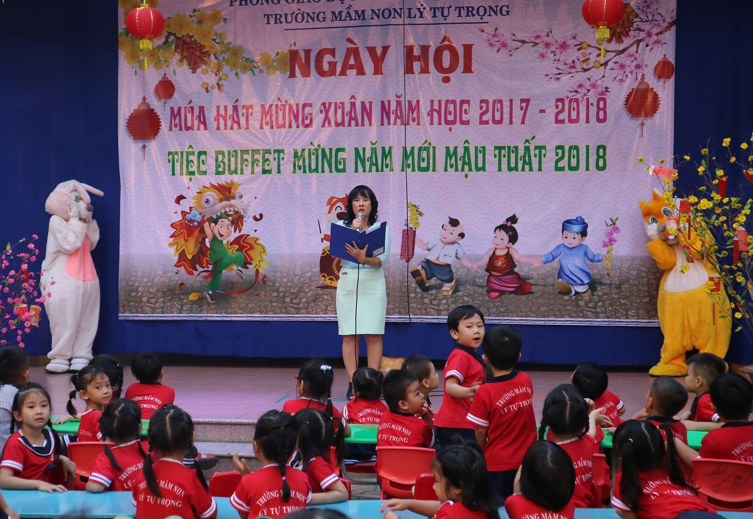 Cô Bùi Thị Thu Hà - Hiệu trưởng nhà trường phát biểu khai mạc buổi tiệc. 