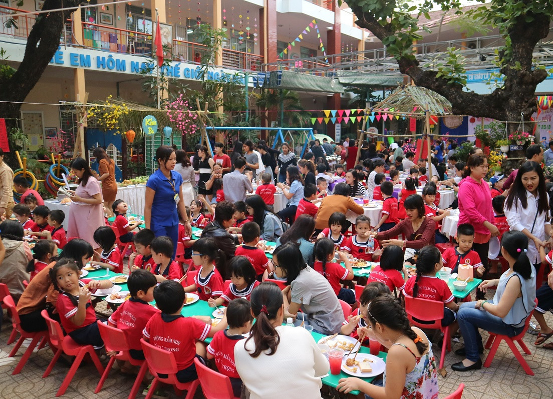 Tiệc buffet thu hút đông đảo các bé và phụ huynh tham gia. 