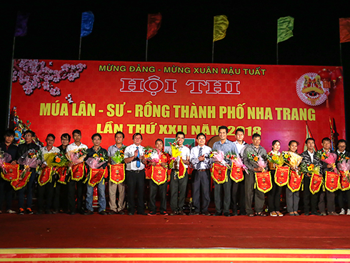 Lãnh đạo TP. Nha Trang trao hoa và cờ lưu niệm cho các đội tham dự.