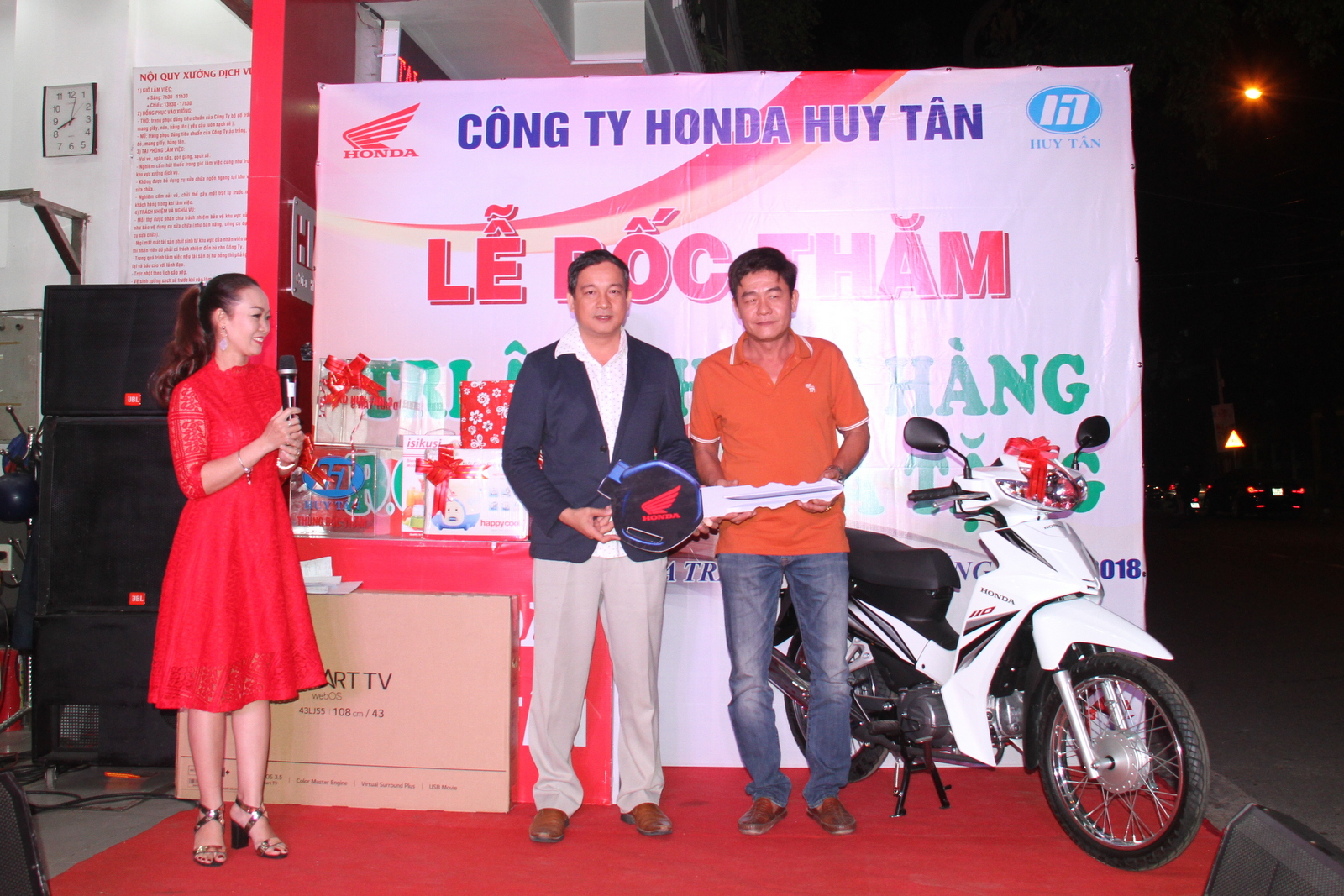 Ông Phạm Duy Nghĩa – đại diện Ban giám đốc Công ty TNHH Huy Tân trao giải đặc biệt – xe Blade cho anh Hồng Quang Kỳ