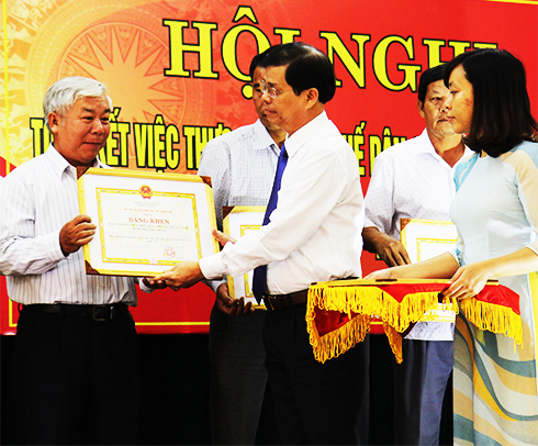 Đồng chí Nguyễn Tấn Tuân trao bằng khen cho đại diện các tập thể, cá nhân.