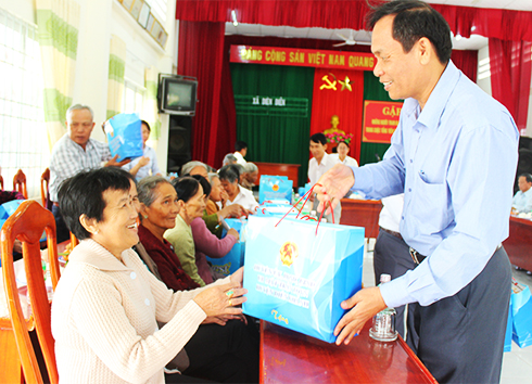 Lãnh đạo huyện Diên Khánh tặng quà cho người dân  đã tham gia biểu tình trong Tổng tiến công và nổi dậy  xuân Mậu Thân 1968.