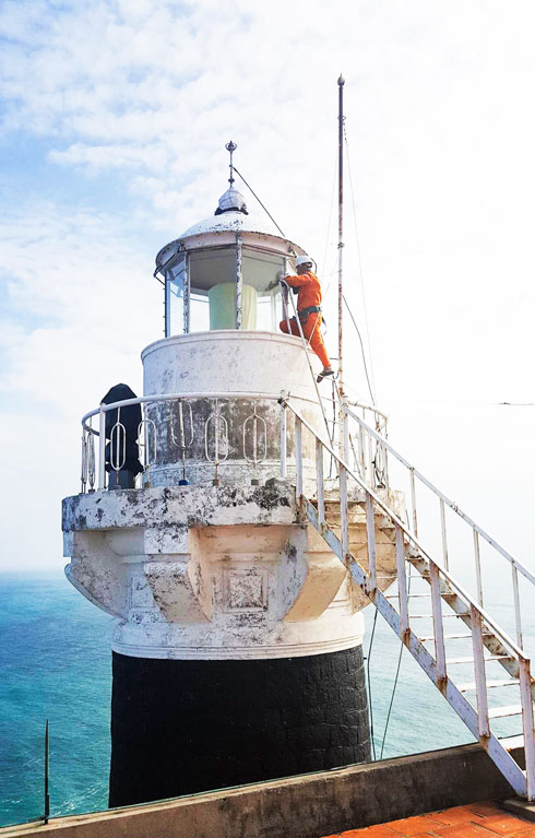  Điểm cao nhất của tháp đèn  so với mặt nước biển là 102m.