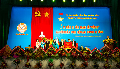 Đồng chí Lê Đức Vinh - Phó Bí thư Tỉnh ủy, Chủ tịch UBND tỉnh tặng Cờ thi đua của UBND tỉnh  cho Công ty Yến sào Khánh Hòa nhân Kỷ niệm 25 năm xây dựng và phát triển công ty.