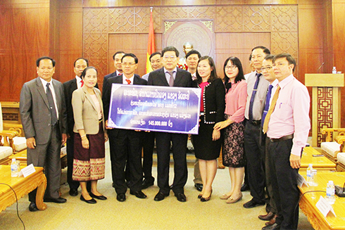 Lãnh đạo tỉnh Attapư trao tiền hỗ trợ cho tỉnh Khánh Hòa.