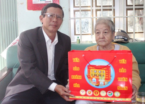 Ông Trần Ngọc Thanh tặng quà, chúc Tết tại gia đình ông Đặng Nhiên.