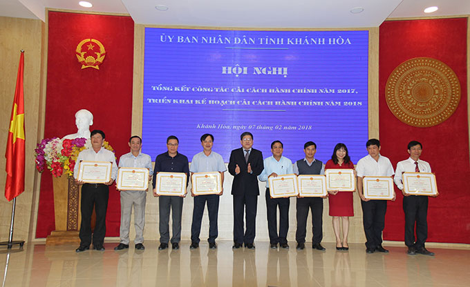 Ông Nguyễn Duy Bắc trao bằng khen cho các tập thể xuất sắc trong một số lĩnh vực cải cách hành chính năm 2017.