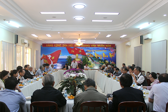Thay mặt Ban Thường vụ Tỉnh ủy, ông Lê Thanh Quang chúc Tết các vị nguyên lãnh đạo tỉnh. 