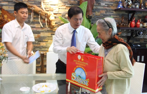 Ông Nguyễn Tấn Tuân tặng quà cho gia đình ông Lê Thanh Liêm.