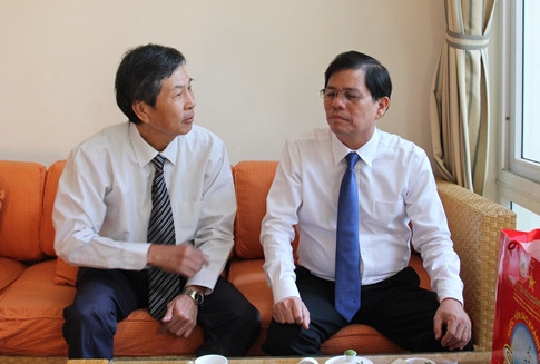 Ông Nguyễn Tấn Tuân thăm hỏi thân nhân gia đình ông Lê Trọng Khoan.
