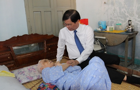 Ông Nguyễn Tấn Tuân hỏi thăm sức khỏe vợ ông Lưu Văn Trọng.