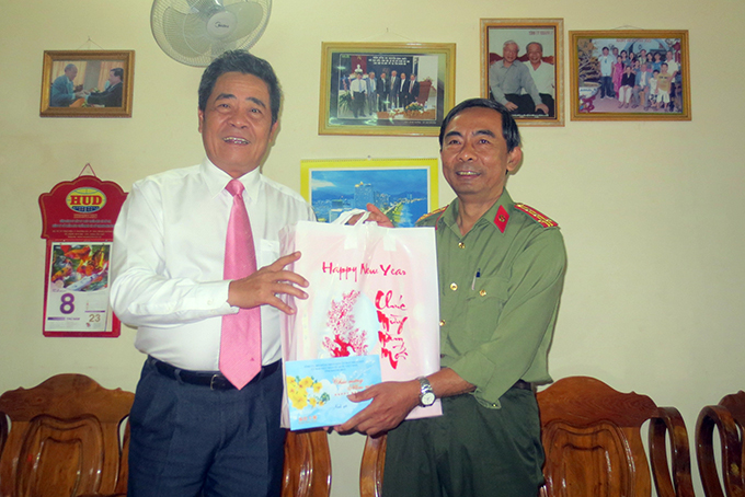 Ông Lê Thanh Quang đến thăm, chúc Tết và tặng quà gia đình ông Bùi Hồng Thái. 