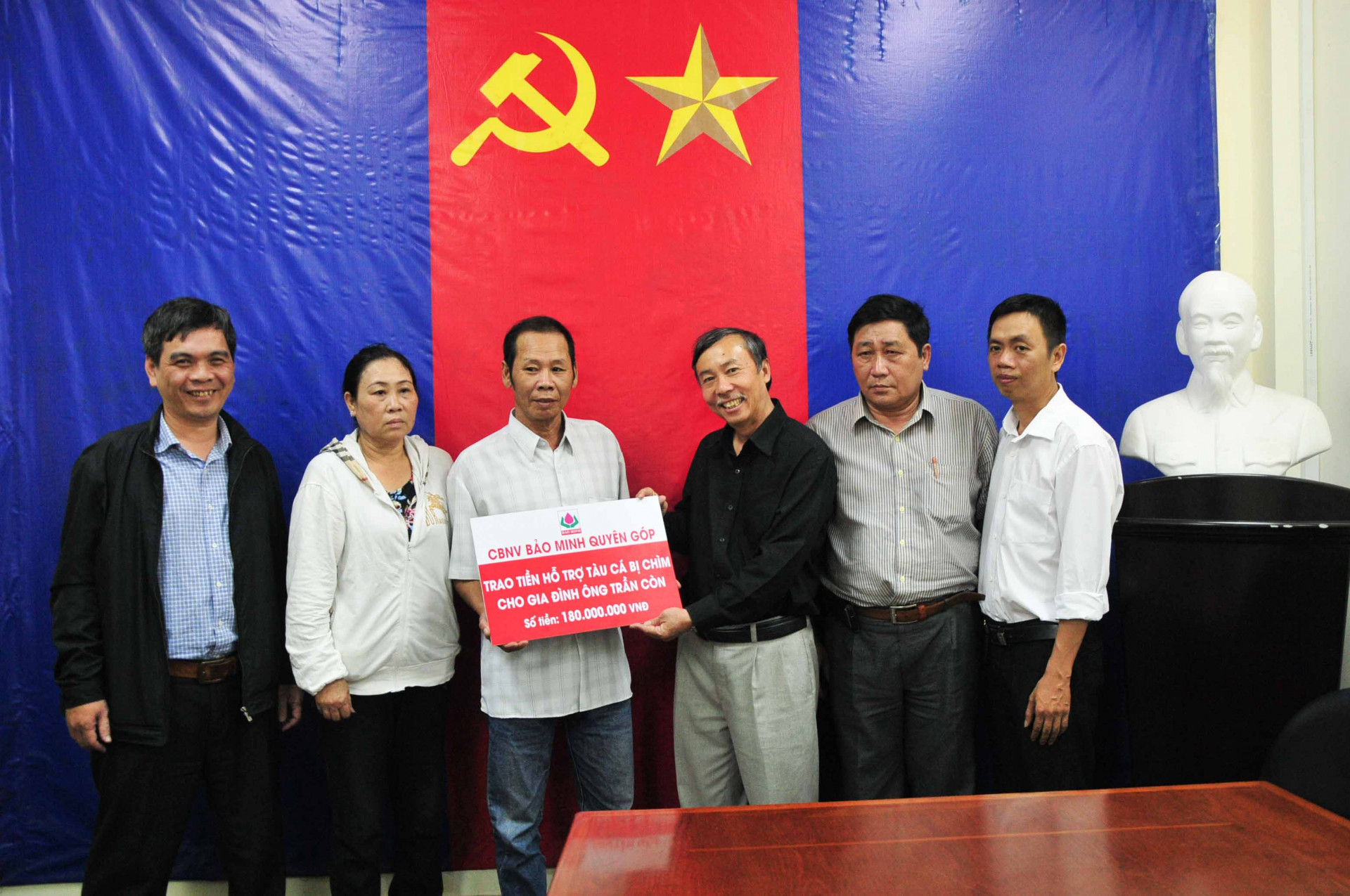 Công ty Bảo hiểm Bảo Minh Khánh Hoà cùng các đơn vị trao biểu trưng số tiền hỗ trợ cho ông Trần Còn