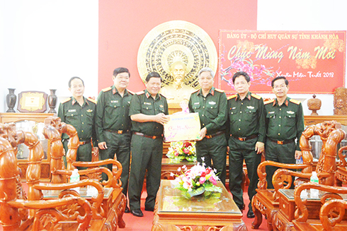 Trung tướng Lê Văn Hoàng tặng quà Tết cho Bộ Chỉ huy Quân sự tỉnh.