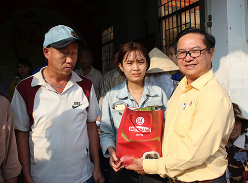 Công ty Cổ phần Cà phê Mê Trang tặng quà cho người nghèo ở phường Vĩnh Hải