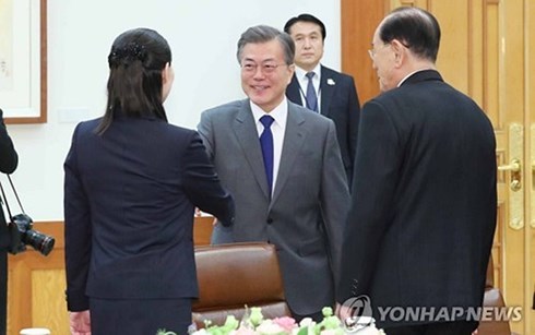 Tổng thống Hàn Quốc Moon Jae-in (giữa) vui vẻ bắt tay bà Kim Yo-jong (trái) trước khi bắt đầu cuộc họp hiếm hoi với các quan chức cấp cao Triều Tiên do ông Kim Yong-nam (phải) dẫn đầu.