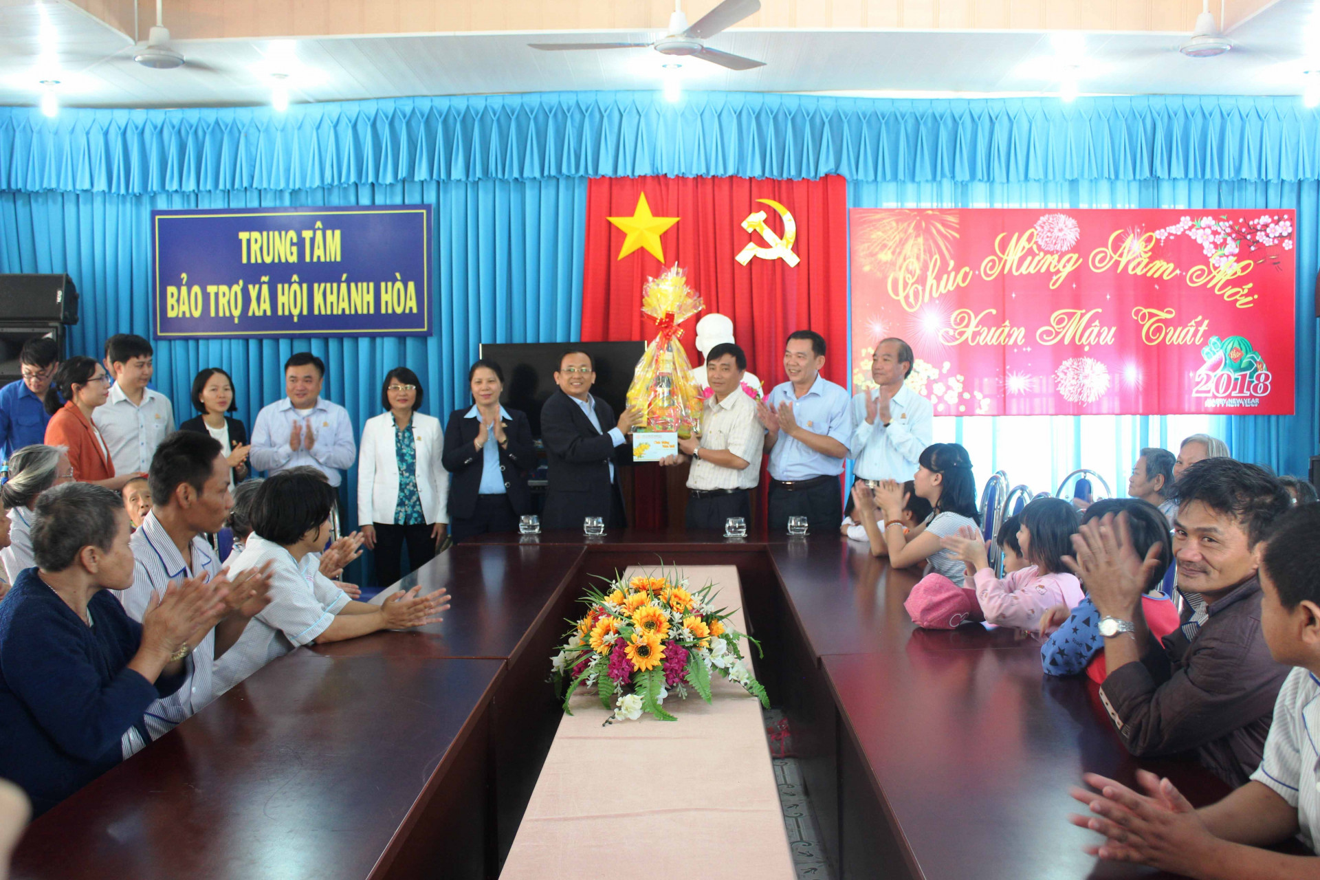 Công ty Yến Sào Khánh Hòa tặng quà cho Trung tâm Bảo trợ xã hội tỉnh