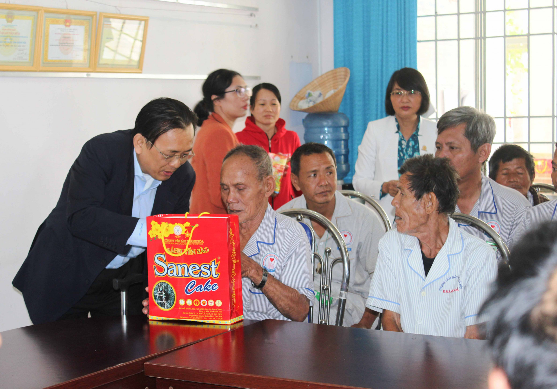 Ông Lê Hữu Hoàng - Giám đốc Sở Tài chính, Chủ tịch Hội đồng thành viên Công ty Yến Sào Khánh Hòa thăm hỏi các đối tượng tại Trung tâm Bảo trợ xã hội