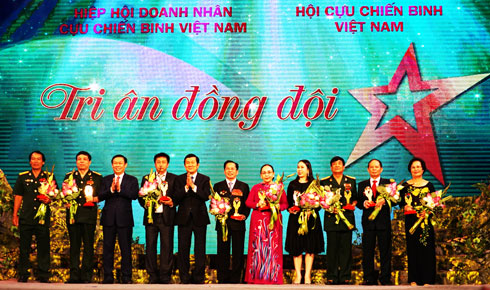 Ông Hà Văn Hải (thứ hai từ phải sang) được tôn vinh  trong chương trình “Tri ân đồng đội” do Hội Cựu chiến binh Việt Nam tổ chức.