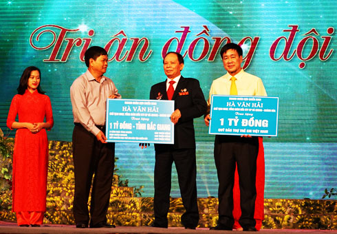 Ông Hà Văn Hải - Tổng Giám đốc Ha Quang Land trao tiền hỗ trợ cho thương binh.