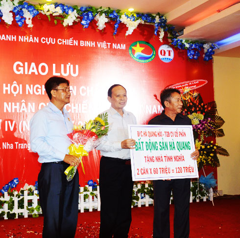 Ông Hà Văn Hải trao biểu trưng tặng nhà  tình nghĩa cho Hội Cựu chiến binh tỉnh Khánh Hòa.