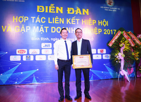 Ông Nguyễn Ngọc Tuấn - Giám đốc Điều hành Hệ thống iSchool nhận bằng khen từ Hội đồng Trung ương các Hiệp hội Doanh nghiệp Việt Nam vì những thành tựu đóng góp cho ngành Giáo dục.