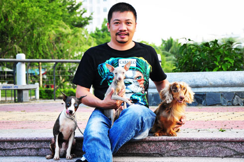Anh Nguyễn Như Ý với ba chú chó thuộc hàng độc nhất của mình (bìa phải là chú chó Mocha từng đạt giải nhất Dog show 2017 tại TP. Hồ Chí Minh).