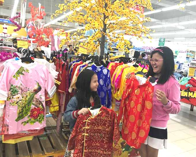 Chọn mua áo dài ở siêu thị Big C, Nha Trang