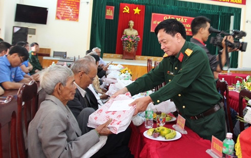 Đại tá Lê Văn Chín - Chính Ủy Bộ CHQS tỉnh Khánh Hòa  tặng quà cho các nhân chứng lịch sử tại buổi gặp mặt.