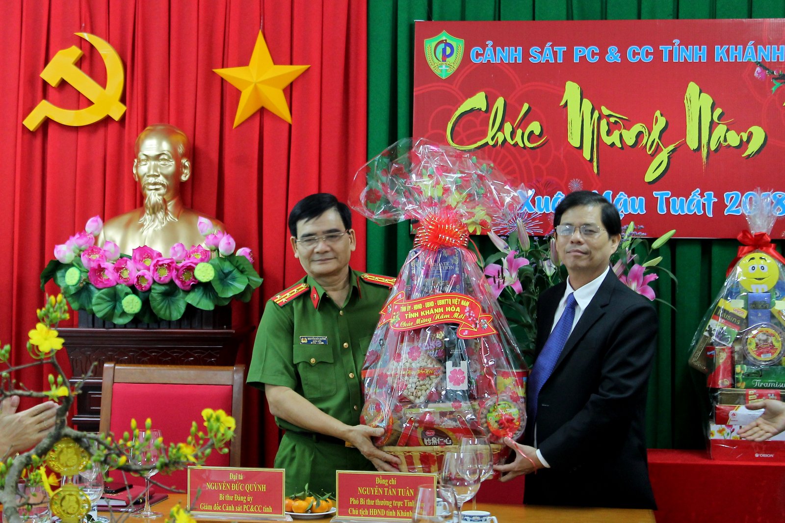  Ông Nguyễn Tấn Tuân trao quà Tết cho Cảnh sát phòng cháy và chữa cháy tỉnh Khánh Hòa