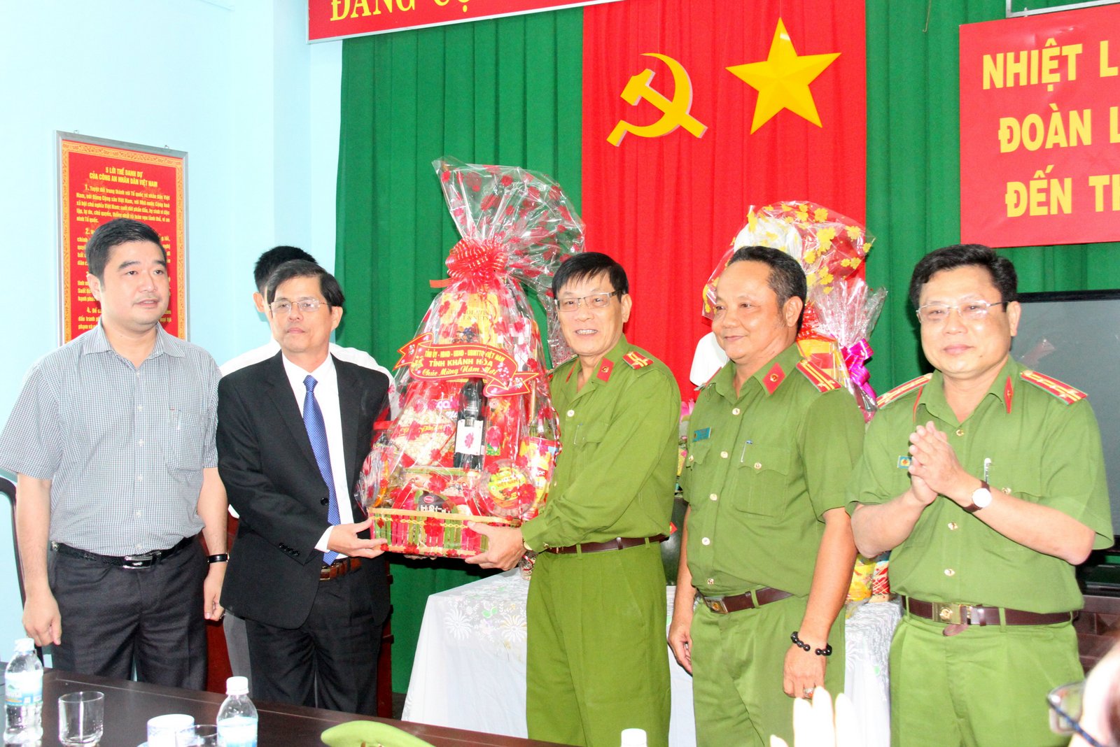 Ông Nguyễn Tấn Tuân gửi lời chúc Tết và trao quà cho Đội Cảnh sát 113