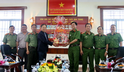 Ông Nguyễn Đắc Tài chúc Tết tại Công an TP. Nha Trang