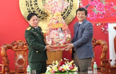 Ông Trần Sơn Hải tặng quà cho Bộ Chỉ huy Quân sự tỉnh Khánh Hòa.