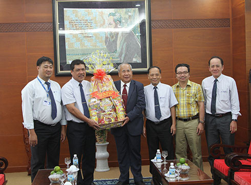 Đồng chí Đào Công Thiên tặng quà cho lãnh đạo Viễn Thông Khánh Hòa
