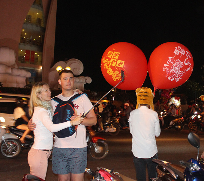 Du khách nước ngoài cũng ghi lại khoảnh khắc năm mới của Tết Việt.