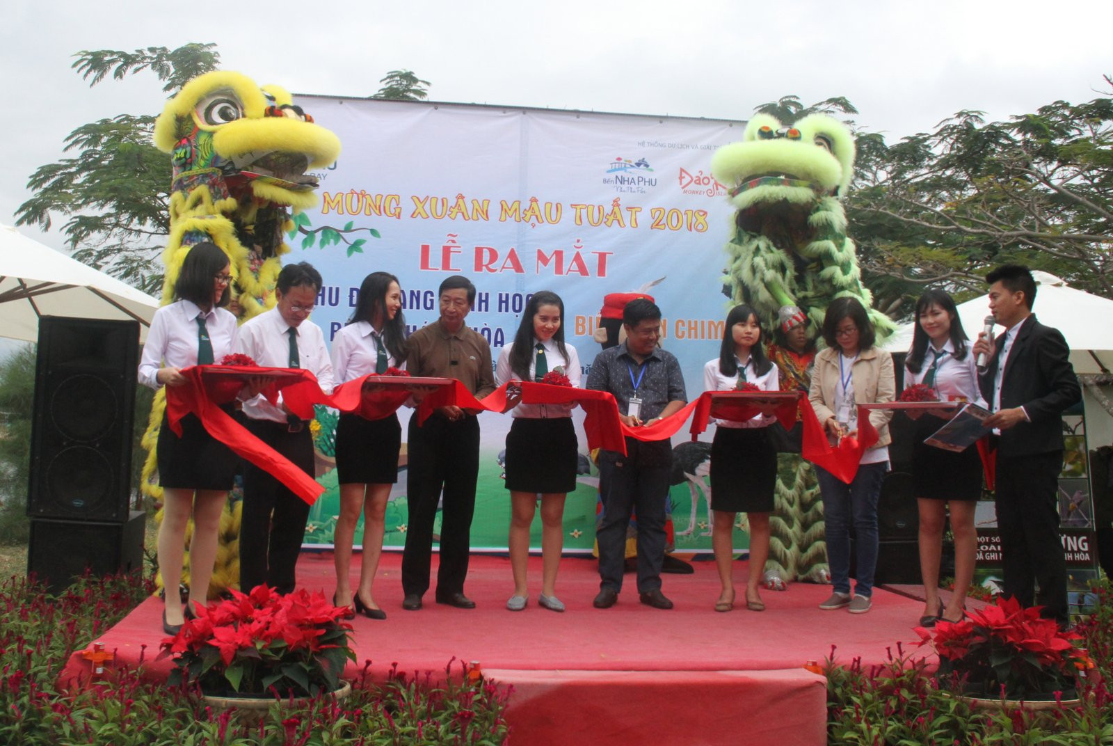  Đại biểu cắt băng khai trương khu đa dạng sinh học rừng Khánh Hòa