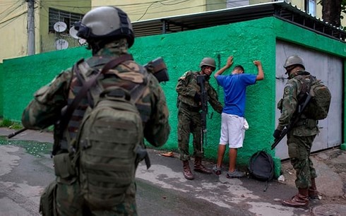 Quân đội Brazil đang khám xét một cư dân. Ảnh: AFP.