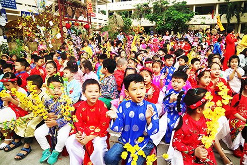 Học sinh Trường Tiểu học Phước Tiến (TP. Nha Trang) vui đón xuân.