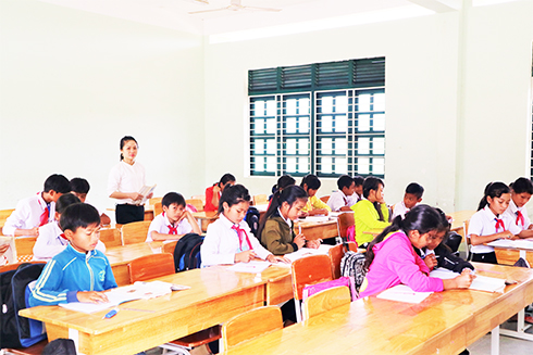 Một tiết học tại Trường THCS Chu Văn An (xã Khánh Hiệp, huyện Khánh Vĩnh). 