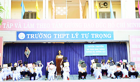 Cuộc thi “Rung chuông vàng” về an toàn giao thông  do Trường THPT Lý Tự Trọng tổ chức.