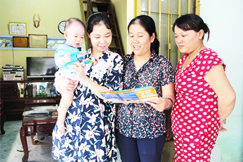 Chị Hà (giữa) tuyên truyền nâng cao chất lượng dân số cho người dân trong thôn.