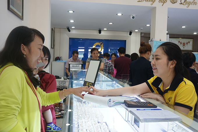 Khách hàng mua vàng tại SJC Nha Trang