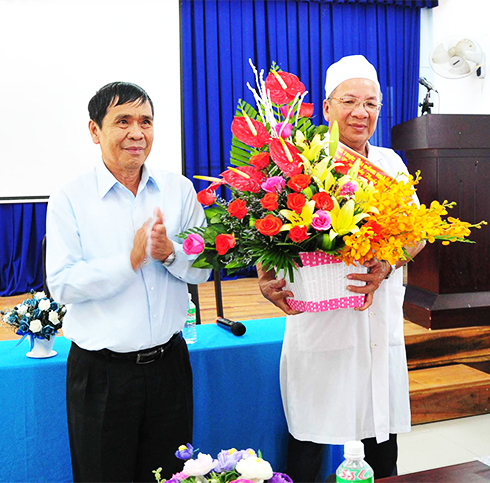Đồng chí Phan Thông tặng hoa chúc mừng Bệnh viện Đa khoa huyện Cam Lâm.
