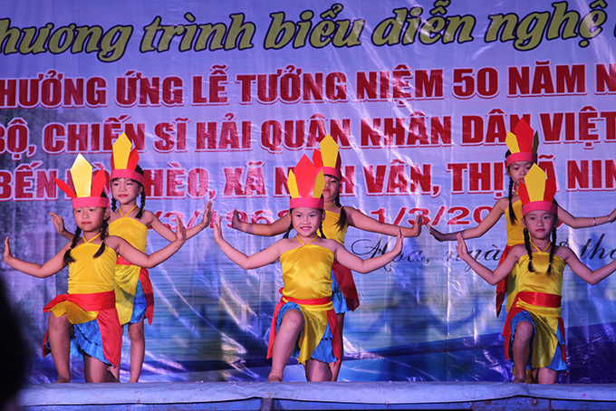 Các em nhỏ ở xã Ninh Vân biểu diễn trong đêm văn nghệ. 