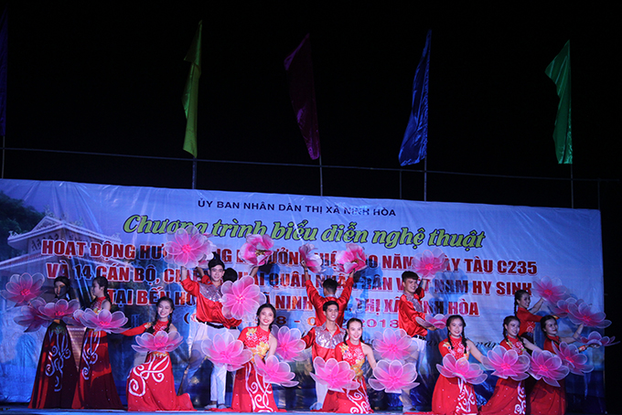 Tiết mục múa Sắc xuân do Trung tâm văn hóa thể thao thị xã Ninh Hòa biểu diễn.